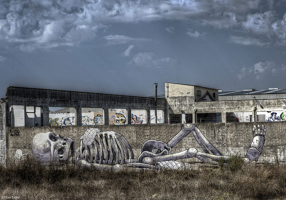 Aryz-Barcelona-El-cuiner-skeleton-bone-graffiti-wall-painting-street-art-urbain-death-barcelone-2012-web