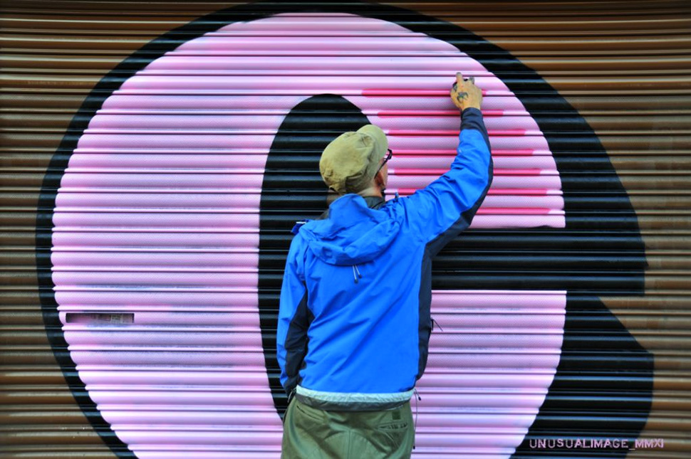 Ben-Eine-london-letter-c-graffiti-spray-bomb-wall-painting-street-art-urbain-2011-web