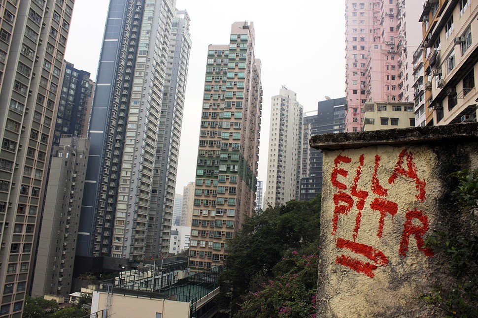 Ella-&-Pitr-Hong-Kong-graffiti-street-art-ubrain-les-papiers-peintres-china-2014_1-web