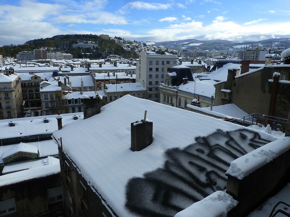 Ella-&-Pitr-St-Etienne-peinture-neige-snow-painting-toit-rooftop-piece-art-ubrain-les-papiers-peintres-saint-etienne-2014_1-web