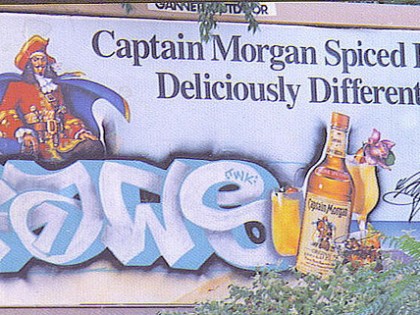Kaws – Graffiti sur la publicité Captain Morgan