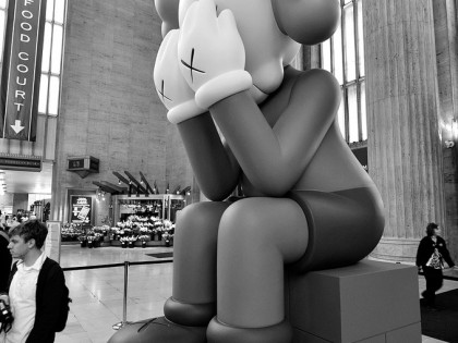 Kaws – Sculpture Passing Through à New York 2013