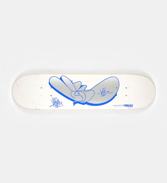 This skateboard deck by JonOne and Triiad is an edition of 50. Made in 2005, it is signed and numbered by the artist. Format : 31,2 x 7,6 inches (79,5 x 19,5 cm). There are some superficial scratches.