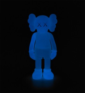 KAWS-COMPANION-FIVE-YEARS-LATER-BLUE-GLOW-IN-THE-DARK-Medicom-Toy-2004-5